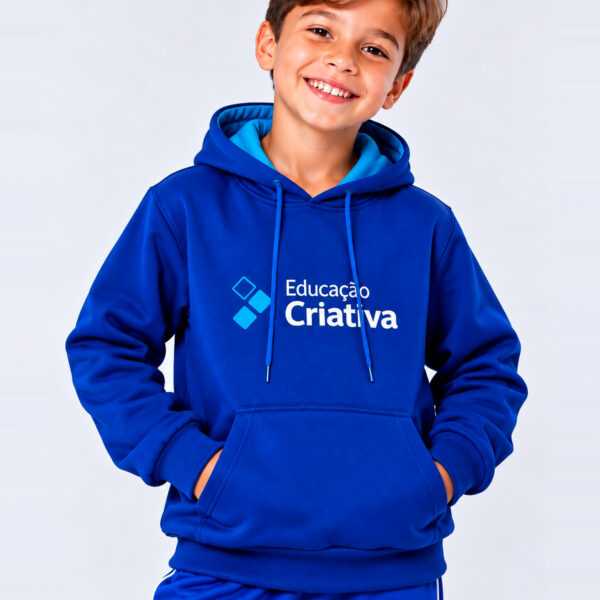 Agasalho azul com capuz da Escola Educação Criativa